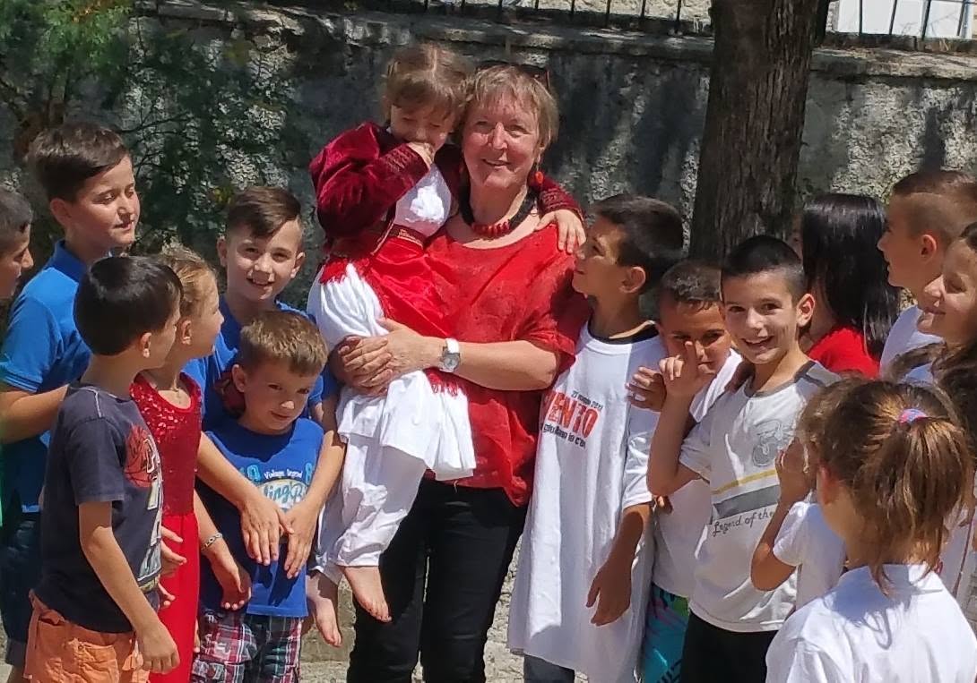 Fëmijë të Qendrës Kulturore Abat Doçi me veshje tradicionale