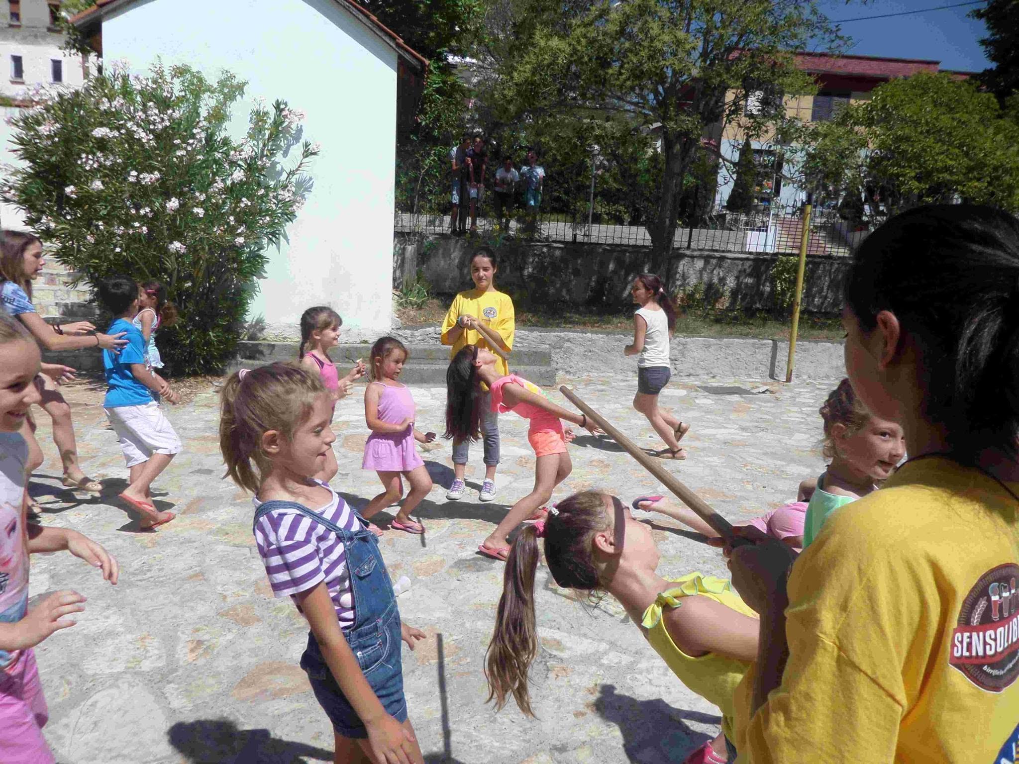 Grup fëmijësh dhe të rriturish në aktivitet të qendrës