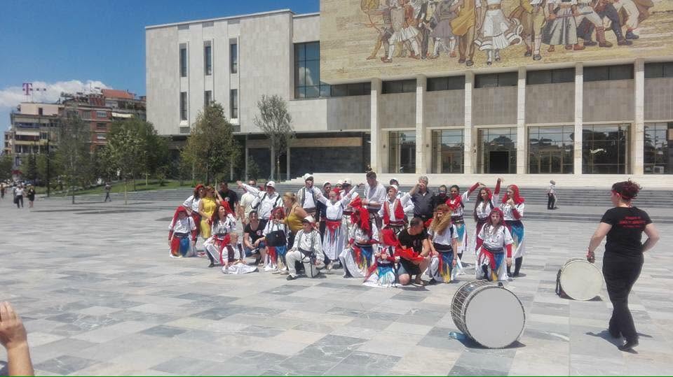 Fëmijë duke luajtur në aktivitet të qendrës